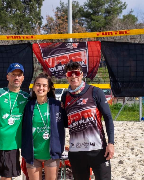 Pareja del club posando con sus medallas